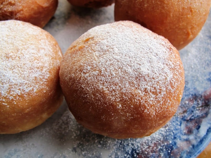 Plain sugar doughnut balls